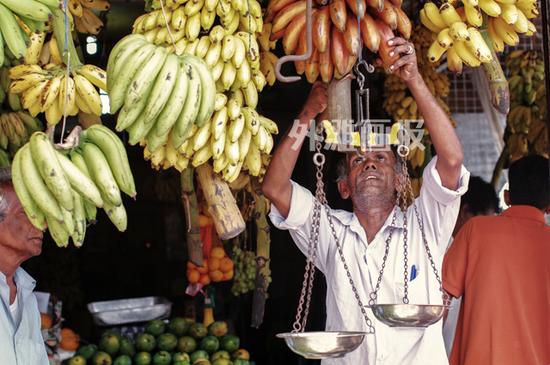康提的水果摊，香蕉是当地最常见的水果