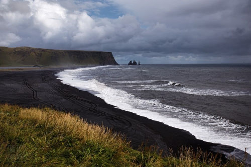 冰岛神秘黑沙滩似“魔鬼之境”