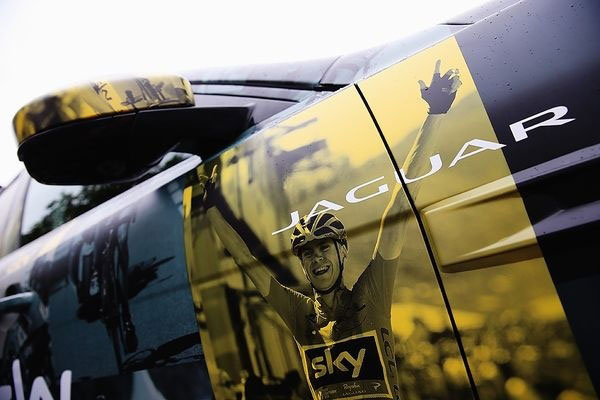Jaguar F-Pace 纪念涂装庆祝天空车队环法夺冠