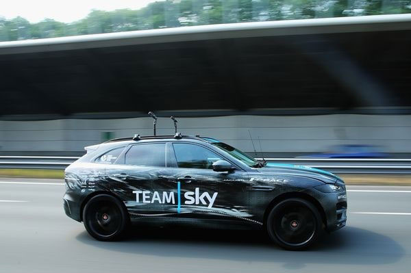 Jaguar F-Pace 纪念涂装庆祝天空车队环法夺冠