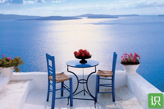 希腊晨光中的早餐