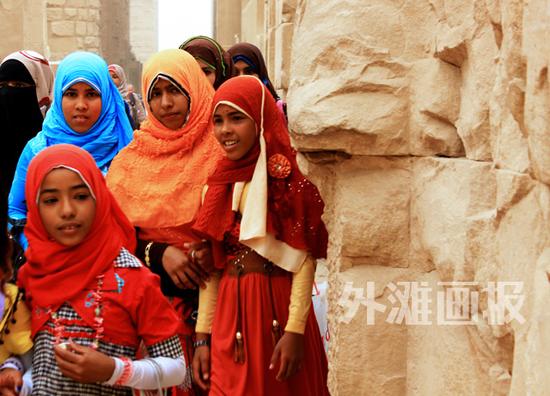 当地穆斯林少女围着鲜艳的头巾，在她们眼里，东方人是鲜少出现的新奇的“外国人”（摄影:珞宁）