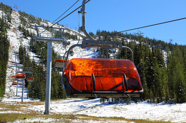 加拿大“最热”吊椅缆车亮相阳光村滑雪场