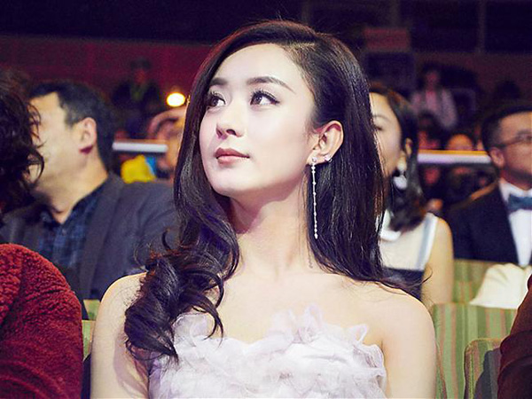 赵丽颖佩戴戴比尔斯荣获年度最受欢迎演员