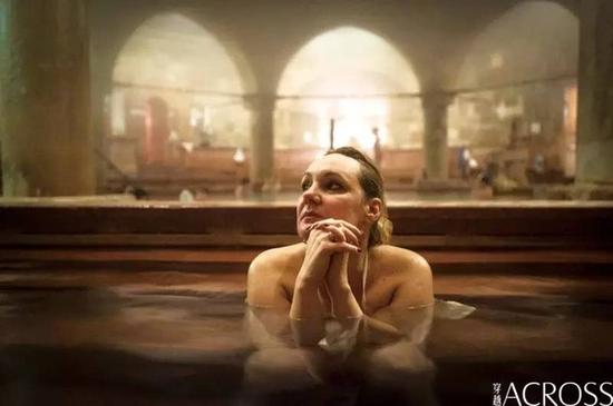 泡澡泡到布达佩斯 将身体毫无羞怯地献给这些温泉浴池