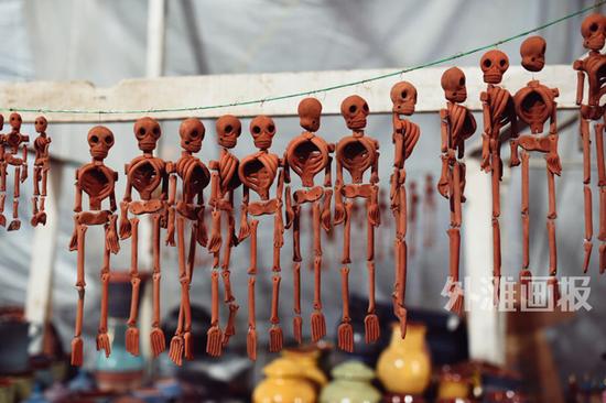 以人骨为主题的饰品出现在墨西哥的大街小巷