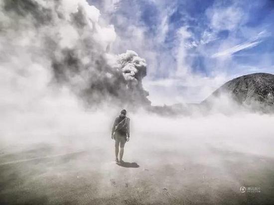 Keow Wee Loong行走在火山灰笼罩下的地区