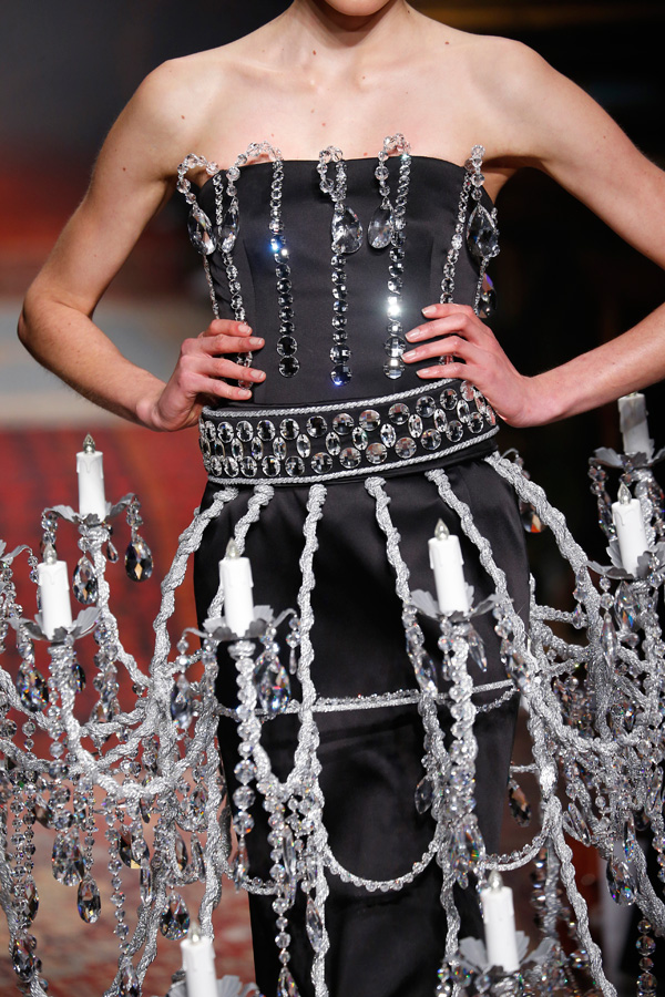 施华洛世奇与Moschino联袂呈现华丽水晶灯礼裙