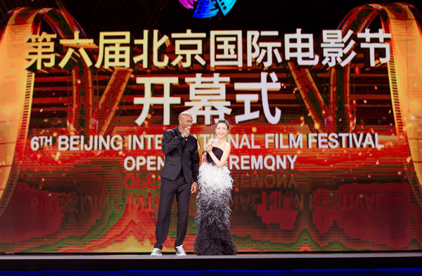 张静初穿着St. John红地毯系列晚礼服出席北京电影节
