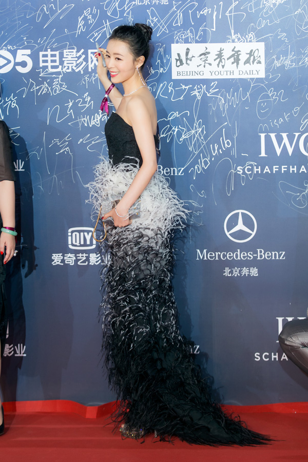 张静初穿着St. John红地毯系列晚礼服出席北京电影节