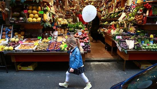 刚刚看完展还拿着品牌宣传气球的意大利小女孩