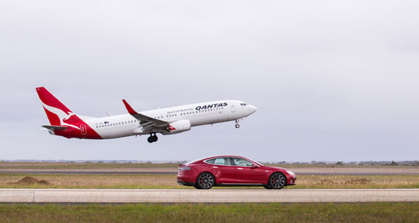 澳洲航空喷射机与Tesla电动跑车挑战速度竞赛