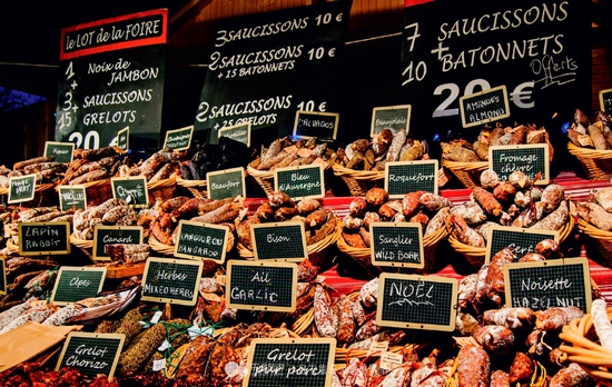 巴黎菜市场的香肠
