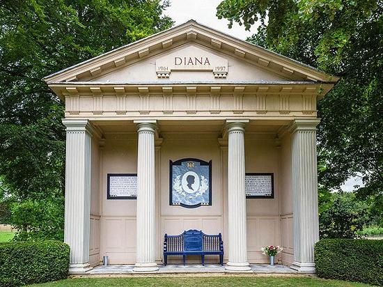 戴安娜王妃的灵柩被安葬在庄园欧沃尔湖（Oval Lake）中央的小岛上，湖对面伫立着一座多利安式墓碑，游客可在此处寄托哀思，怀念王妃。图片来源：Alamy Stock Photo