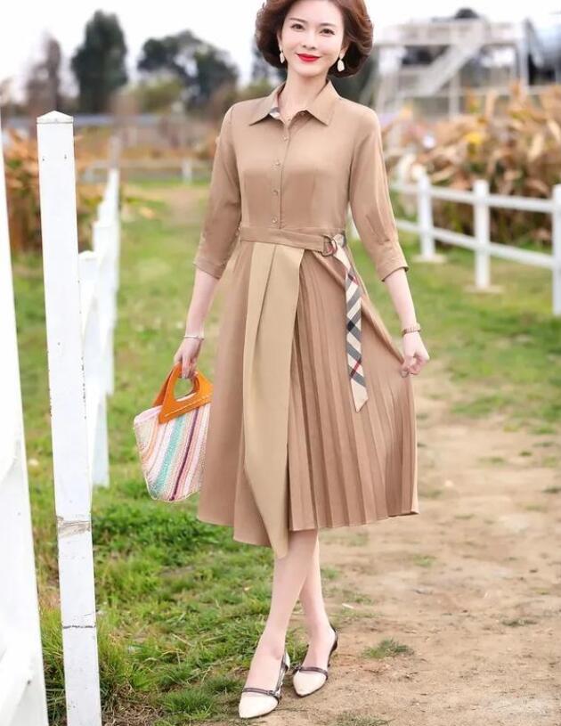 卡其色百褶收腰连衣裙