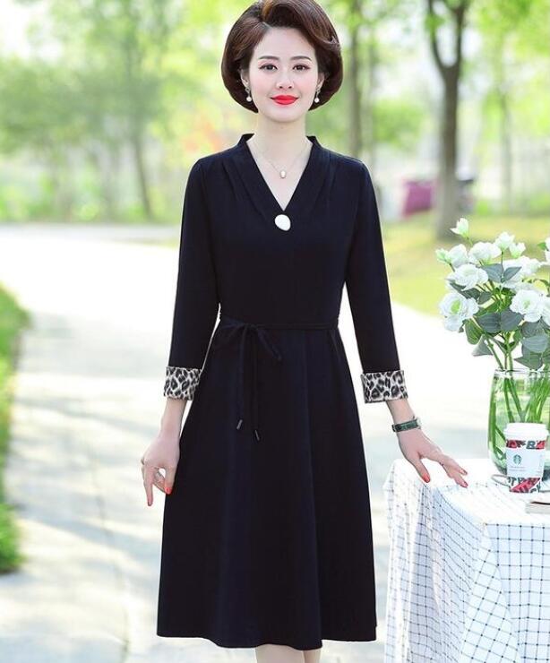 黑色V领连衣裙