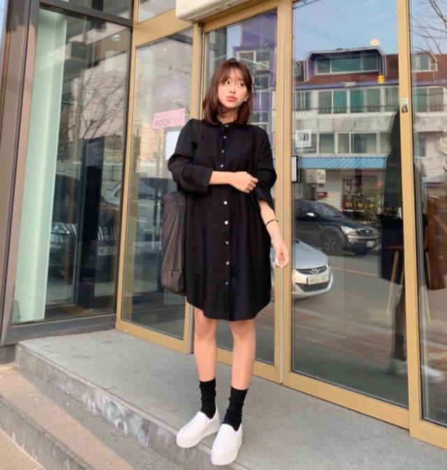 黑色连衣裙 帆布鞋