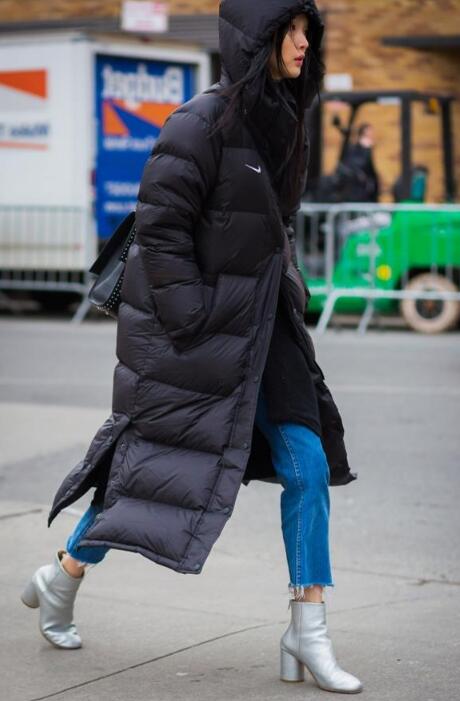 黑色羽绒服 浅蓝色牛仔裤