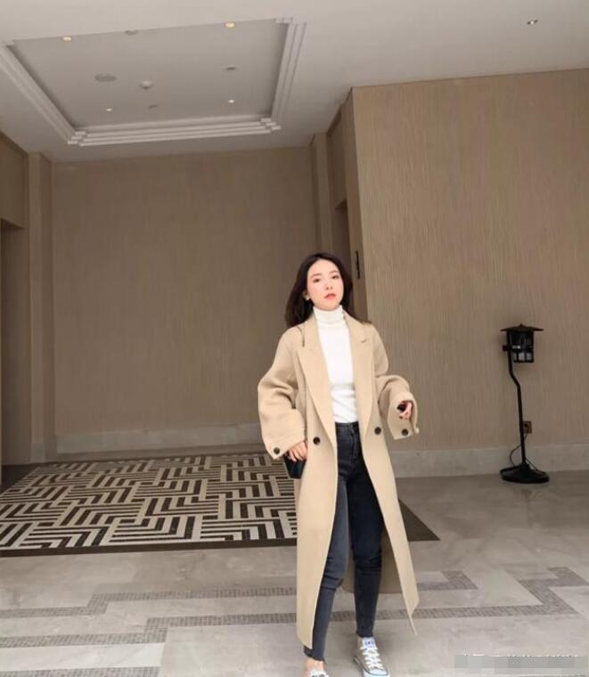 卡其色呢大衣 白色打底衫 黑色牛仔裤