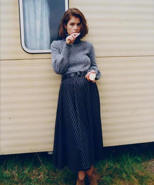 蓝色套头针织衫 深蓝色的菱格长裙