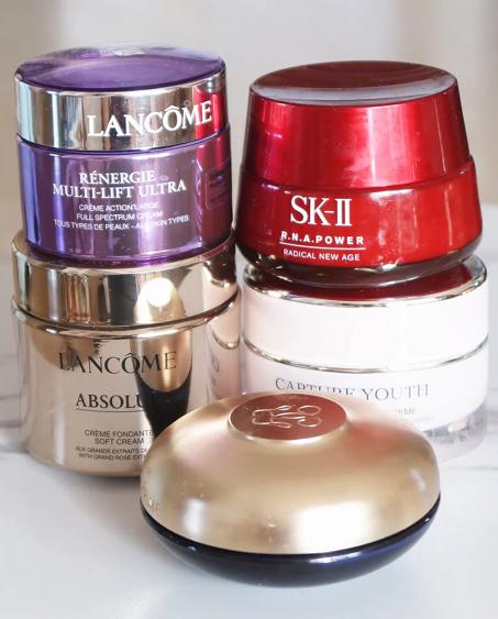 涂抹眼霜精华和面霜