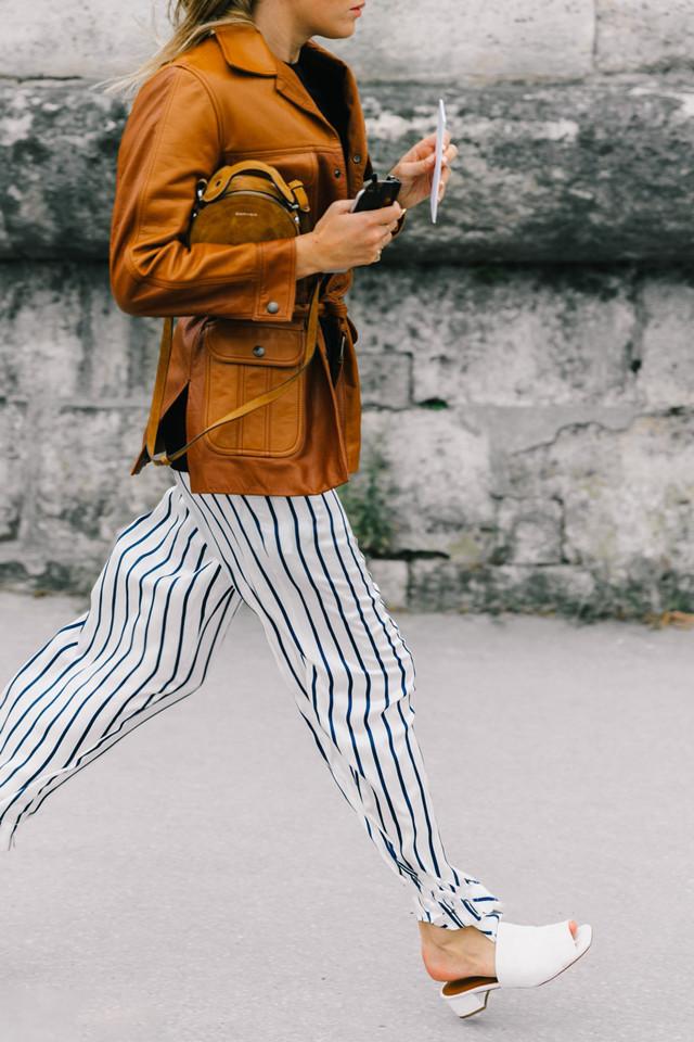 方头凉鞋 条纹裤