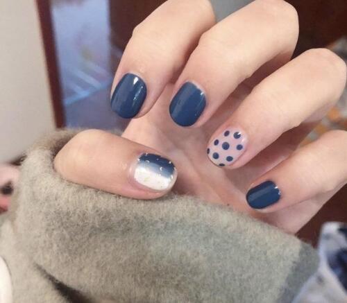 灰蓝色波点美甲