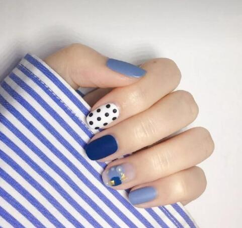 灰蓝色波点美甲