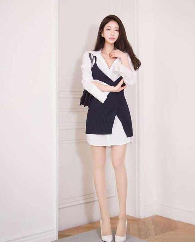 假两件套黑白拼接的衬衫吊带裙 肉色丝袜 白色高跟鞋