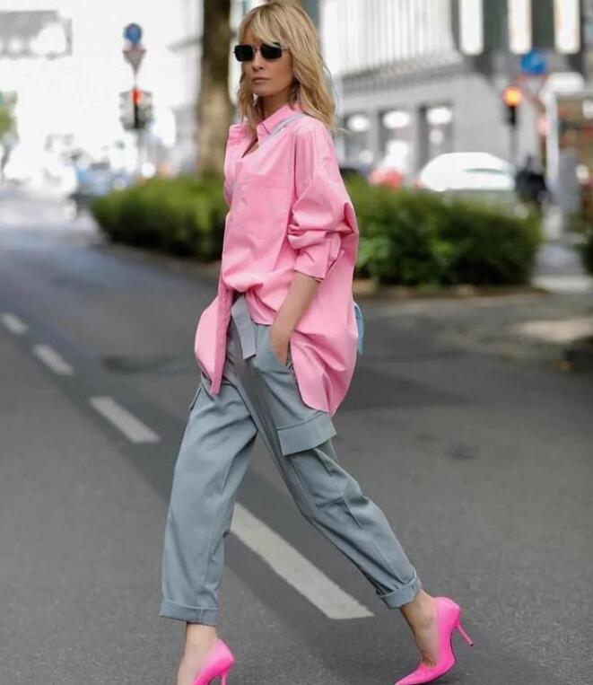 粉色长袖衬衫 休闲裤 高跟鞋