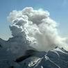 美国阿拉斯加里道特火山开始喷发