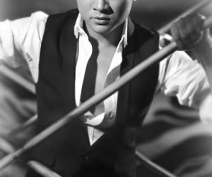 罗中旭酷爱混搭造型 复古气息写真曝光（图）