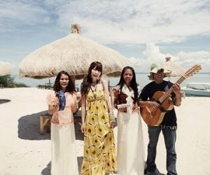 夏日海边度假裙裾飞扬（图）