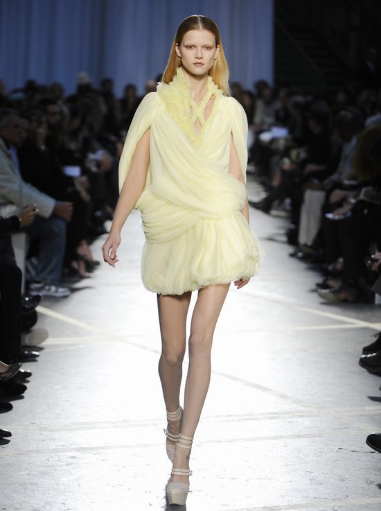 <em>全球十大奢侈品</em>服装品牌排行榜_2011服装奢侈