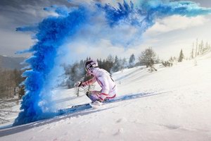 奥地利Red Bull滑雪冠军Marcel Hirscher挑战彩色滑雪 雪道色彩斑斓