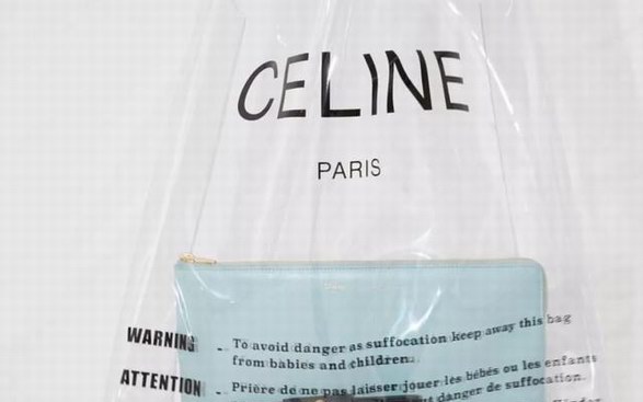 Celine的”塑料袋“成了最新It Bag,为啥大牌最近都爱PVC?