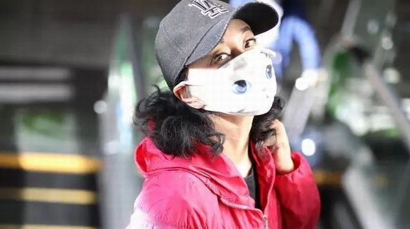 63岁刘晓庆为了扮嫩拼了：红衣搭猫咪印花口罩，居然对着摄影师撒娇卖萌