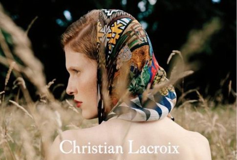 Niki Trefilova为Christian Lacroix代言，户外演绎品牌复古风尚。