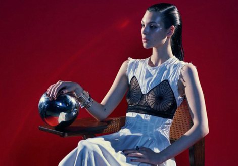 Vittoria Ceretti为《Vogue》杂志拍摄一组超现实主义风格时尚大片