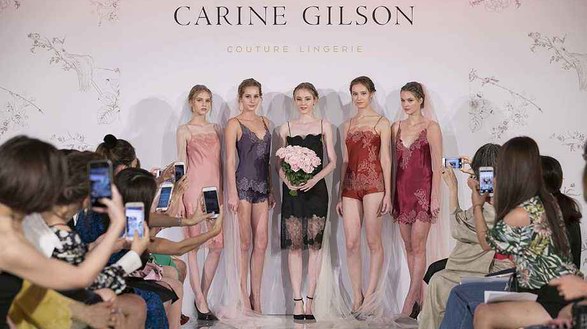 Carine Gilson奢侈睡袍 ：定制级内衣一直仰望的高度 