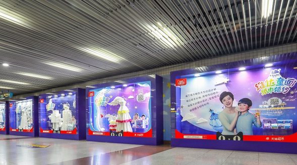 一群平均年龄只有6岁的设计师，在上海地铁站办了个展