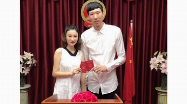 NBA周琦和美女空姐王欣怡领证结婚  娇妻最萌身高差成亮点