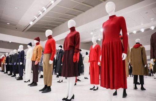 优衣库在巴黎美术馆首次举办全球针织系列展览发布会