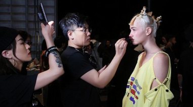 M·A·C魅可揭秘上海时装周后台，了解最新春妆趋势