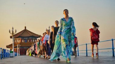 「青岛·栈桥」首次时尚大片拍摄，百年名胜与国际毕业生影色对话