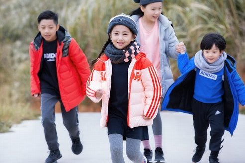 阿迪达斯推出全新冬季儿童运动装备 打造“冬日型动派”新体验