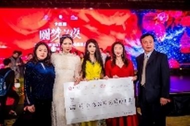 “高定圆梦大师”黄舒骏以歌传爱助力【芭莎·课后一小时】