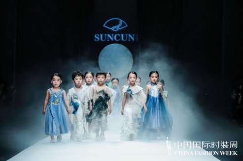 香港国际星童模国风大秀 压轴中国国际时装周