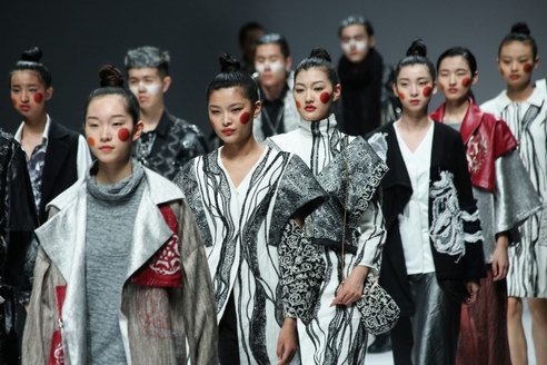 闽南理工学院学生毕业设计作品首次亮相尚坤塬·2019中国国际大学生时装周