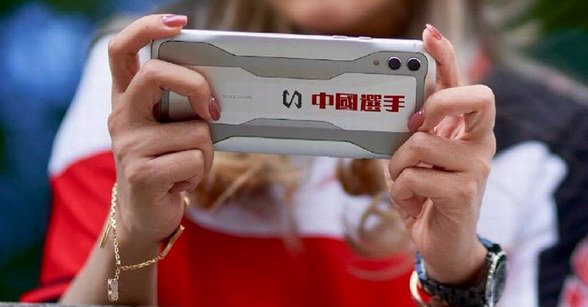 黑鲨游戏手机2亮相李宁巴黎时装周，“国潮”联名款手机引发网友猜想
